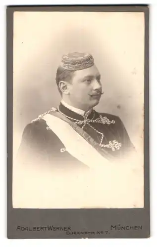 Fotografie Adalbert Werner, München, Student G. Seckel im Wichs mit Biertönnchen und Couleur