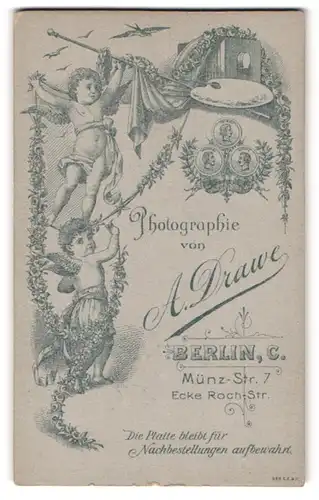 Fotografie A. Drawe, Berlin, Münz-Str. 7, zwei kleine Putti mit Plattenkamera schmücken Girlanden