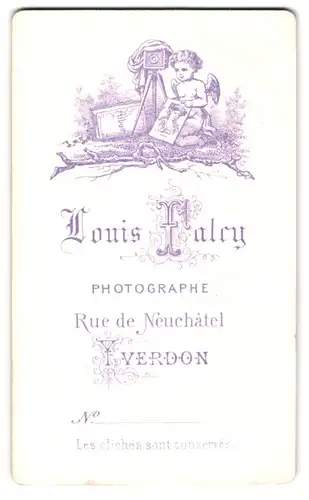 Fotografie Louis Falcy, Yverdon, Rue de Neuchatel, kleiner Putto mit Plattenkamera hält Fotografie in den Händen