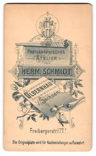 Fotografie Herm. Schmidt, Olbernhau i. Sa., Freibergerstr. 177, Monogramm des Fotografen und Anschrift