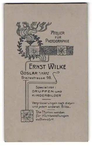 Fotografie Ernst Wilke, Goslar, Breitestr. 98, florale Verzierung und Lorbeerkranz über Fotografenanschrift