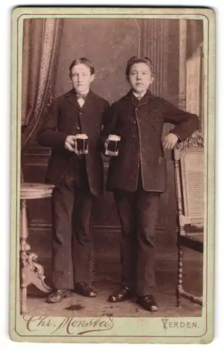 Fotografie Chr. Mönsted, Verden / Aller, zwei junge Knaben in Anzügen mit Schwarzbier Gläsern in der Hand