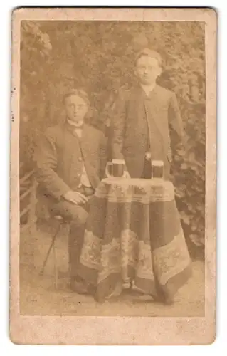 Fotografie Richard Boehm, Freienwalde a. O., zwei junge Herren mit Schwarzbier auf dem Tisch