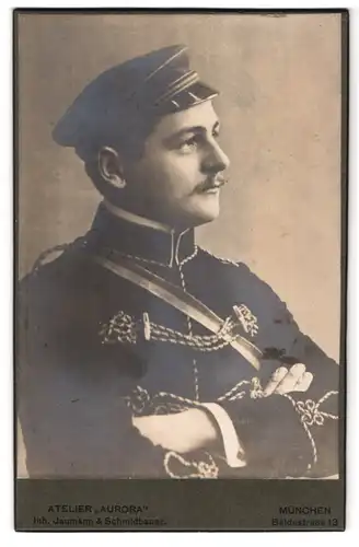 Fotografie Aurora, München, junger Student im vollen Wichs mit Couleur