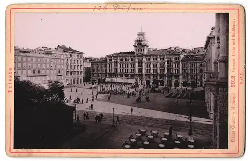 Fotografie Römmler & Jonas, Dresden, Ansicht Trieste, Grosser Platz mit dem Rathaus und festlichem Aufbau