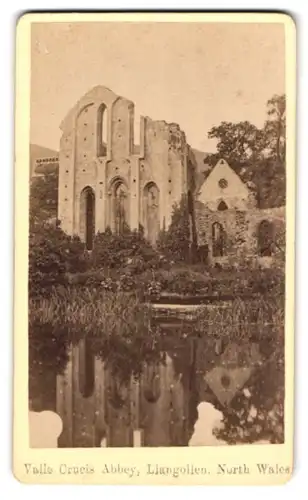 Fotografie unbekannter Fotograf, Ansicht Llangollen, Rückseite der Ruine Valle Crucis Abbey
