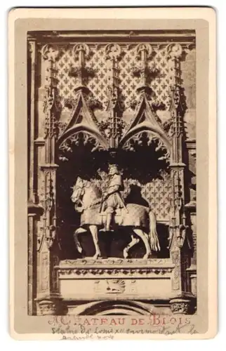 Fotografie unbekannter Fotograf, Ansicht Blois, Blick auf die Statur Louis XII