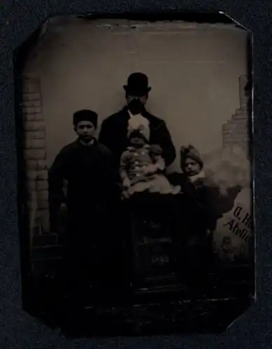 Fotografie Ferrotypie Vater mit seinen drei Kindern im Atelier, 1892