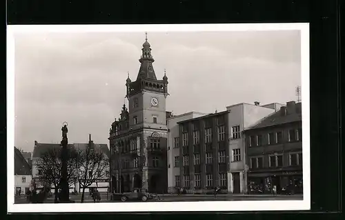 AK Nachod, Namesti, Blick auf Kirche und Denkmal