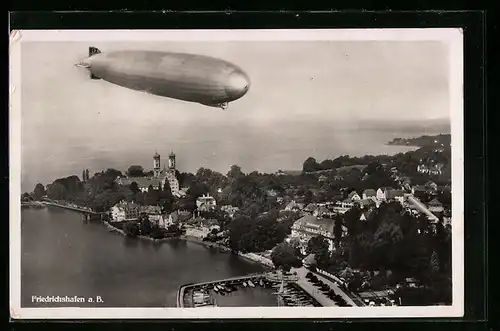 AK Friedrichshafen a. B., Zeppelin über dem Ort