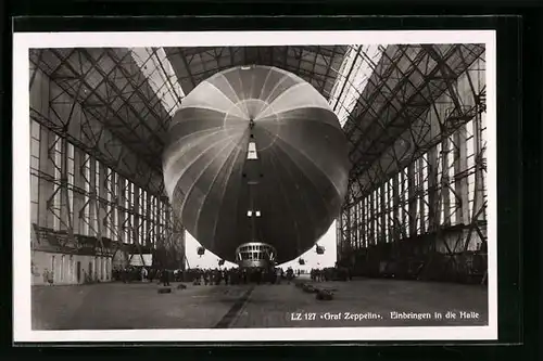 AK Luftschiff LZ 127 Graf Zeppelin wird in Halle eingebracht