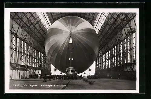 AK Luftschiff LZ 127 Graf Zeppelin beim Einbringen in die Halle