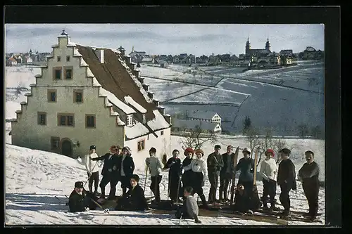 AK Freudenstadt, Ortspartie mit Skifahrern im Schnee