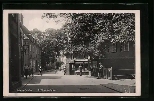 AK Neumünster, Mühlenbrücke mit Kiosk, Strassenpartie