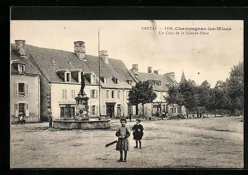 AK Champagnac-les-Mines, Un coin de la Grande Place