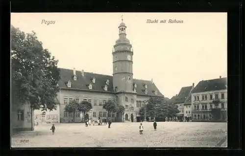 AK Pegau, Markt mit Rathaus und Passanten