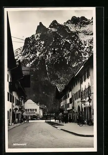 AK Mittenwald, Strassenpartie mit Bergkulisse