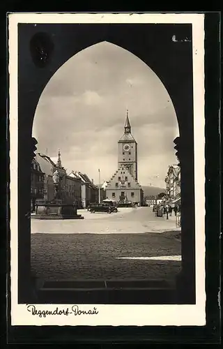 AK Deggendorf /Donau, Denkmal und Kirche, durch ein Tor gesehen