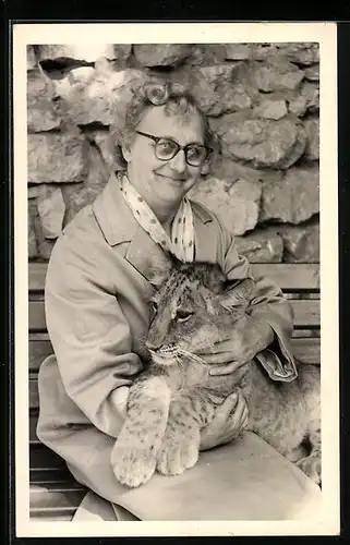 Foto-AK Lächelnde Dame mit Tigerbaby auf dem Schoss, 1959