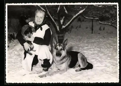 Foto-AK Frau mit Dackel und Schäferhund im Schnee