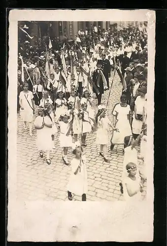 Foto-AK Rosswein i. Sa., Kommunionsprozession durch den Ort