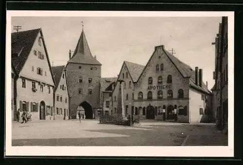 AK Lauf a. Pegn., Oberes Tor mit Kriegerdenkmal, Apotheke