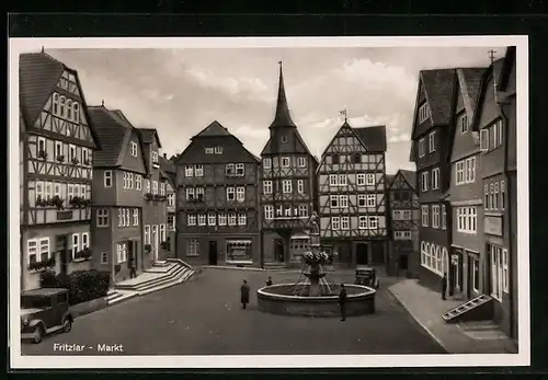 AK Fritzlar, Fachwerkhäuser am Markt, Brunnen