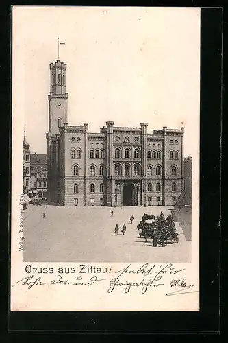 AK Zittau, Gebäudeansicht mit Kutschen