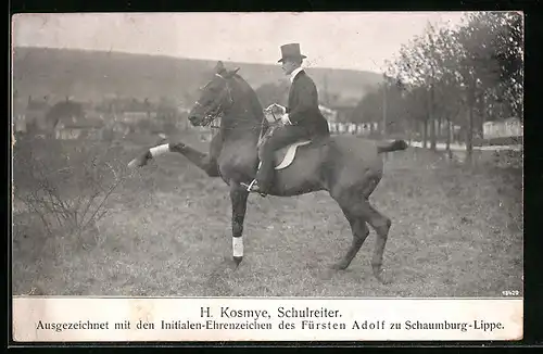 AK Schulreiter H. Kosmye lässt sein Pferd tänzeln
