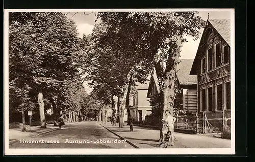 AK Aumund-Lobbendorf, Lindenstrasse mit Radfahrern