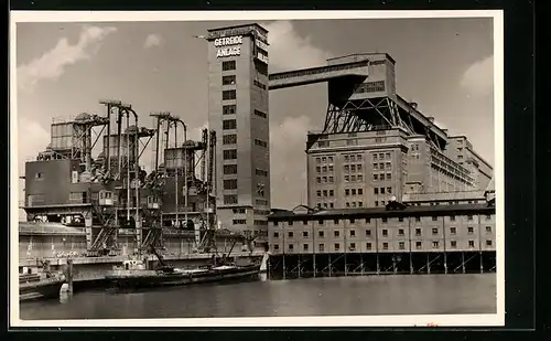 Foto-AK Bremen, Getreideanlage, Hafenansicht mit Speichern und Turm