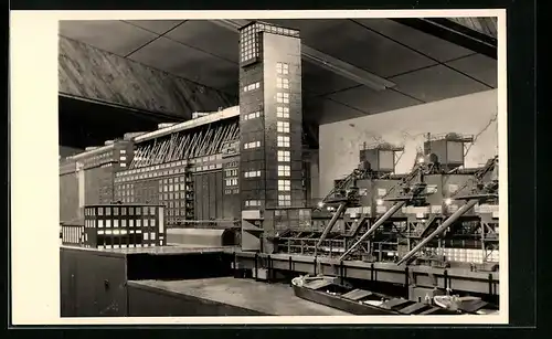 Foto-AK Bremen, Modell der Getreideanlage mit Frachtern und Turm