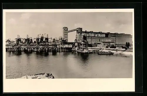 Foto-AK Bremen, Getreideanlage, Hafenansicht vom Wasser aus