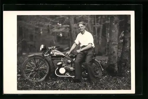 AK Mann auf seinem Diamant-Motorrad