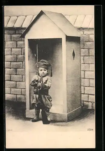 AK Junger Soldat steht mit Gewehr vor seinem Wachhäuschen, Kinder Kriegspropaganda