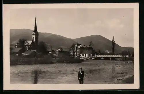 AK Vrútky, Flusspartie mit Brücke, Blick zur Kirche