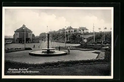 AK Glauchau / Sa., Bahnhof mit Oswald Seyfertbrunnen