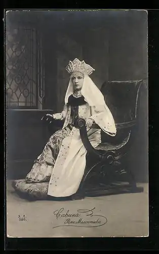 AK Opernsängerin Savina in Tracht auf einem Stuhl sitzend
