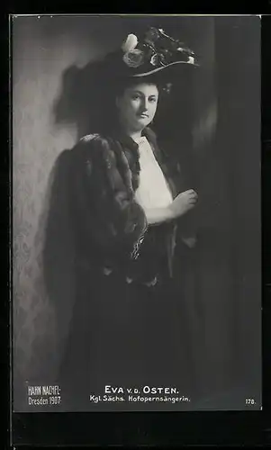 AK Opernsängerin Eva von der Osten mit grossem Hut und Pelzcape