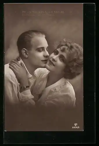 Foto-AK GL Co: Verliebtes Paar in zärtlicher Umarmung