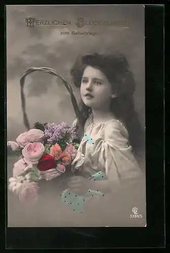Foto-AK GL Co: Mädchen mit einem Korb voller Rosen, Herzlichen Glückwunsch zum Geburtstag