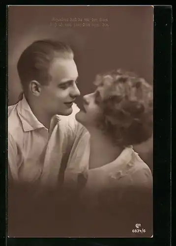 Foto-AK GL Co: Junger Mann betrachtet seine Liebste