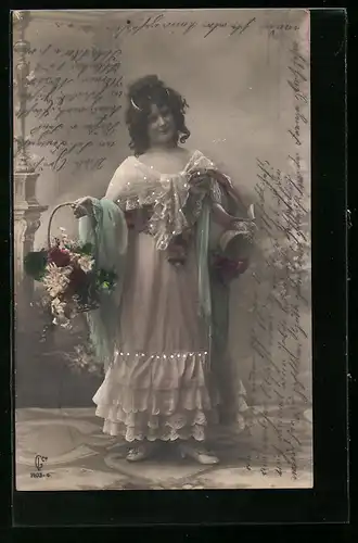 Foto-AK GL Co: Junge Frau trägt einen Korb mit Blumenblüten