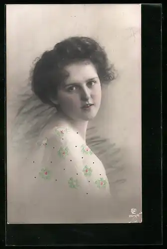 Foto-AK GL Co: Junge Frau mit leichtem Lächeln