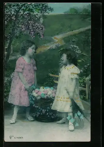 Foto-AK GL Co: Kinder tragen einen Korb voller Ostereier