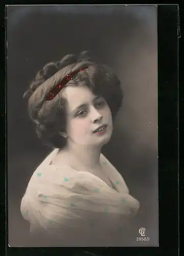 Foto-AK GL Co: Junge Frau blickt nachdenklich in die Ferne