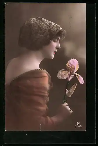 Foto-AK GL Co: Junge Frau betrachtet eine Blume