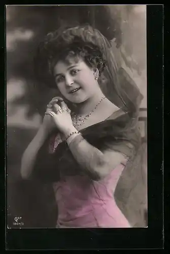 Foto-AK GL Co: Junge Dame mit bezauberndem Lächeln