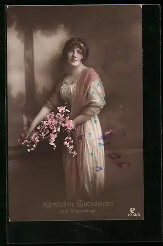 Foto-AK GL Co: Junge Dame trägt einen Korb voller Blumen, Glückwunsch zum Namenstag!