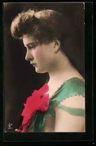 Foto-AK GL Co: Nachdenkliche junge Frau im Seitenporträt